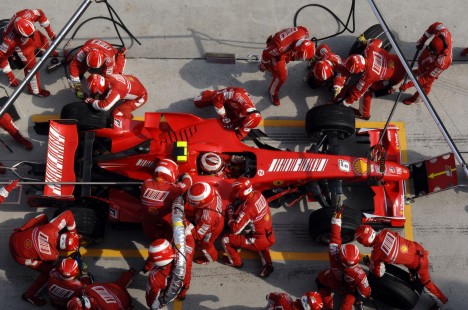 Det var under pitstoppene at Raikkonen kom foran Alonso